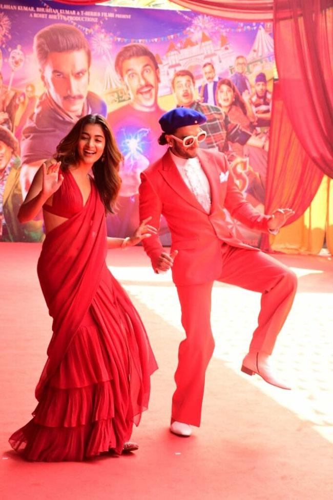 Pooja Hegde Ravishing Looks In Red Saree