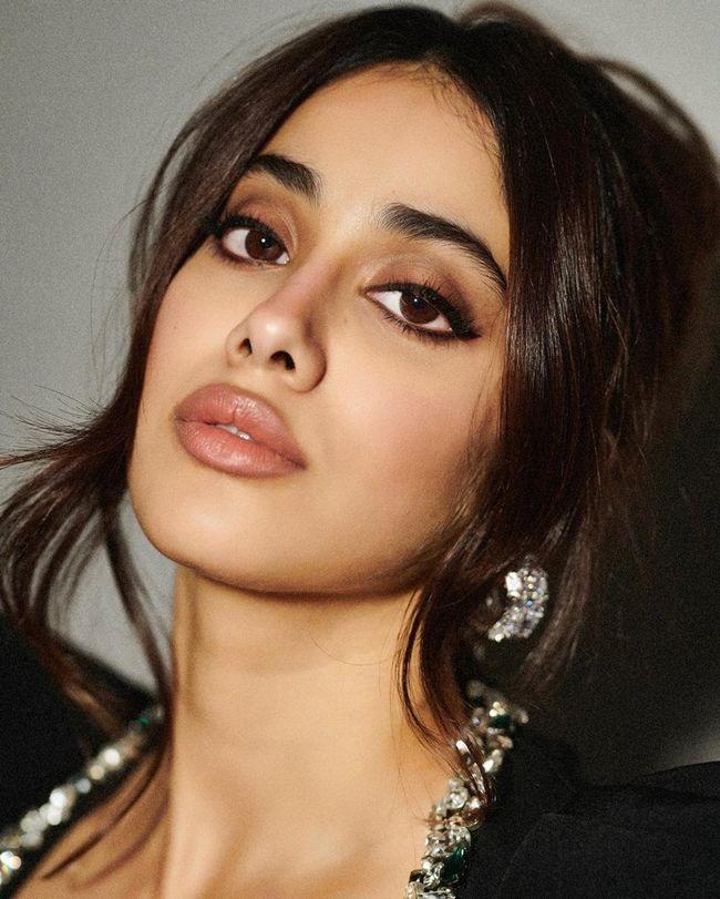Steamy Photos Of Janhvi Kapoor In Black Outfit