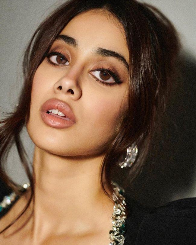 Steamy Photos Of Janhvi Kapoor In Black Outfit