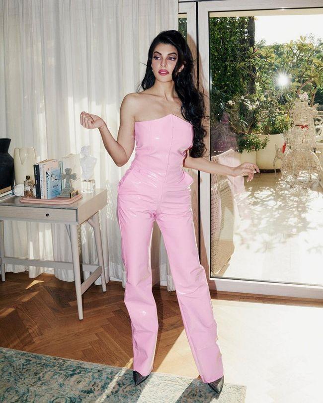 Pretty Poses Of Jacqueline Fernandez In Pink