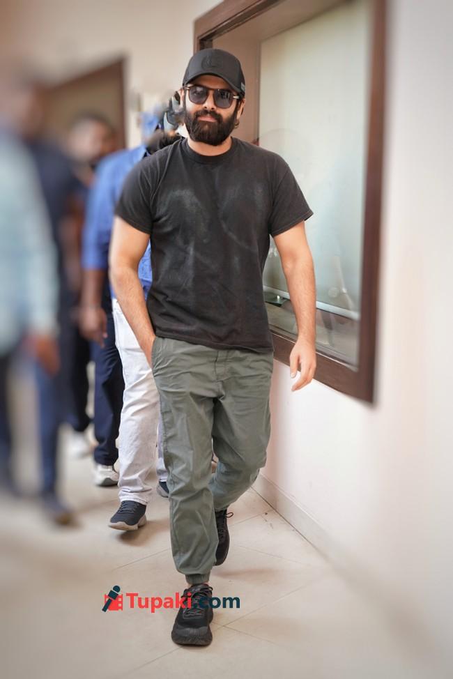 Rampothineni Papped Arrived At His Digital Managers Engagement