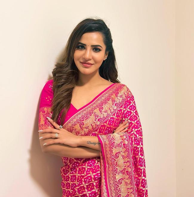 Gorgeous Looks Of Ashu Reddy In Saree