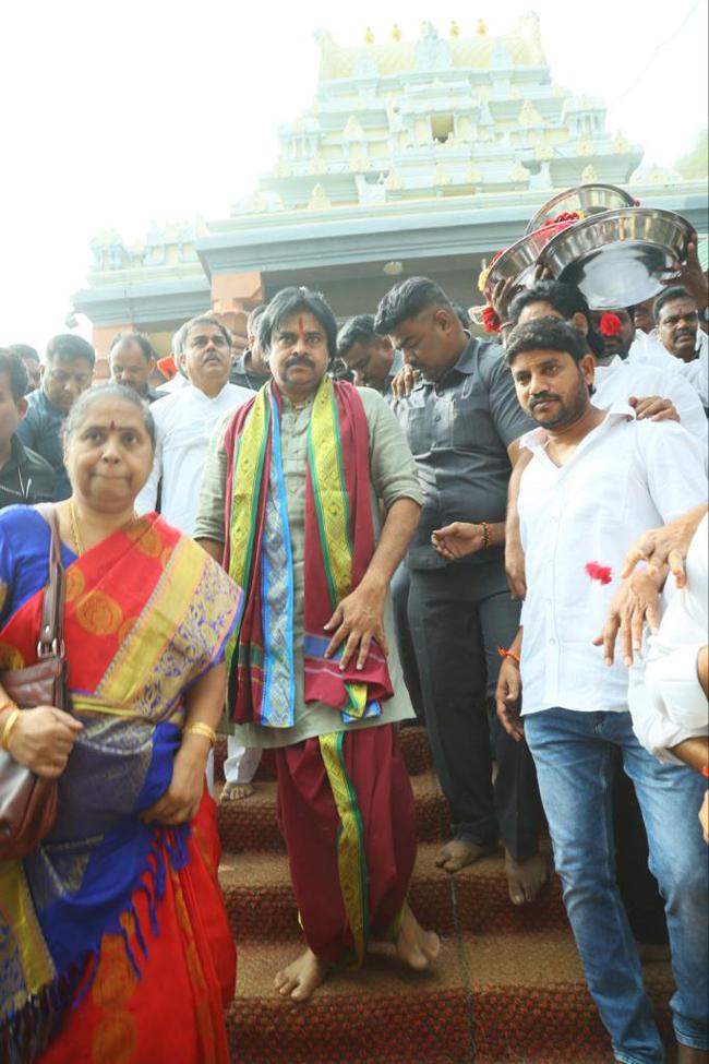 Huge Crowds At Pawan Kalyan Visit To Vijaywada