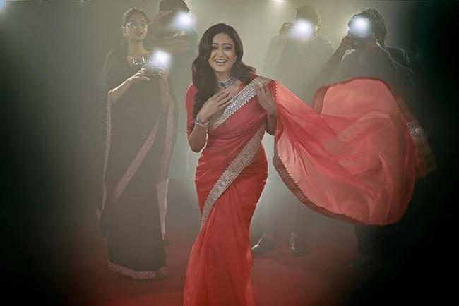 Shweta Tiwari Looking Gorgeous In Red Saree