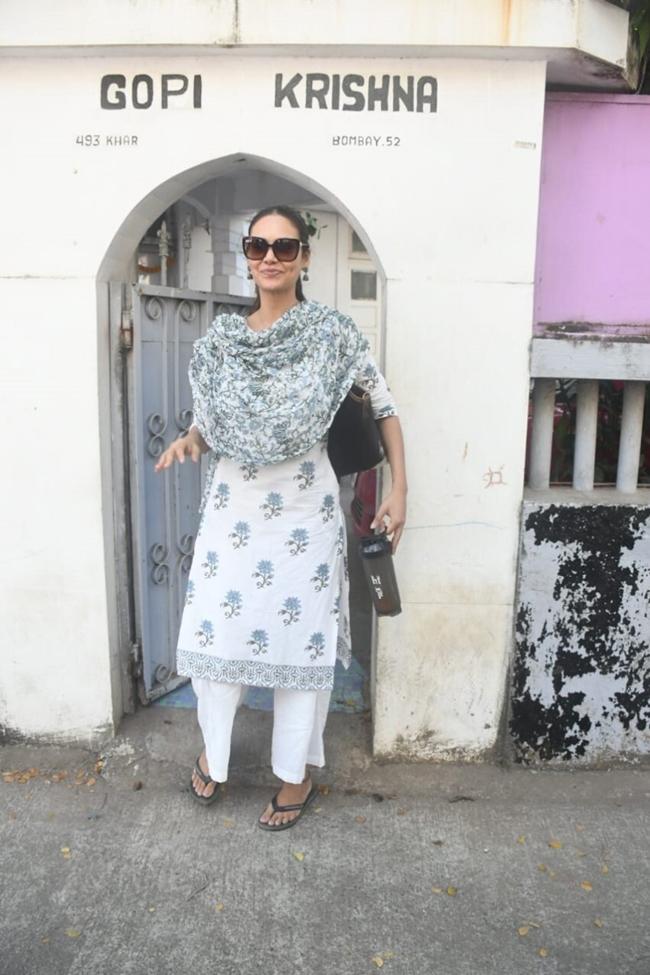 Endearing Looks Of Esha Gupta