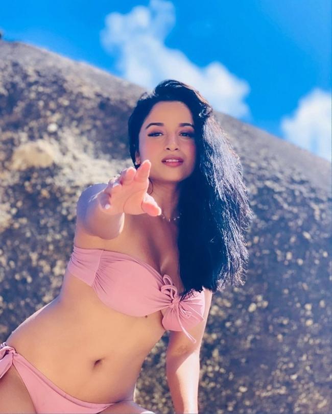 Pooja Bhalekar Sultry Poses In Bikini