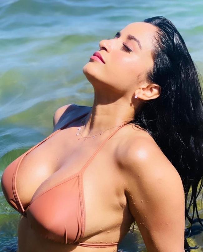 Pooja Bhalekar Sultry Poses In Bikini