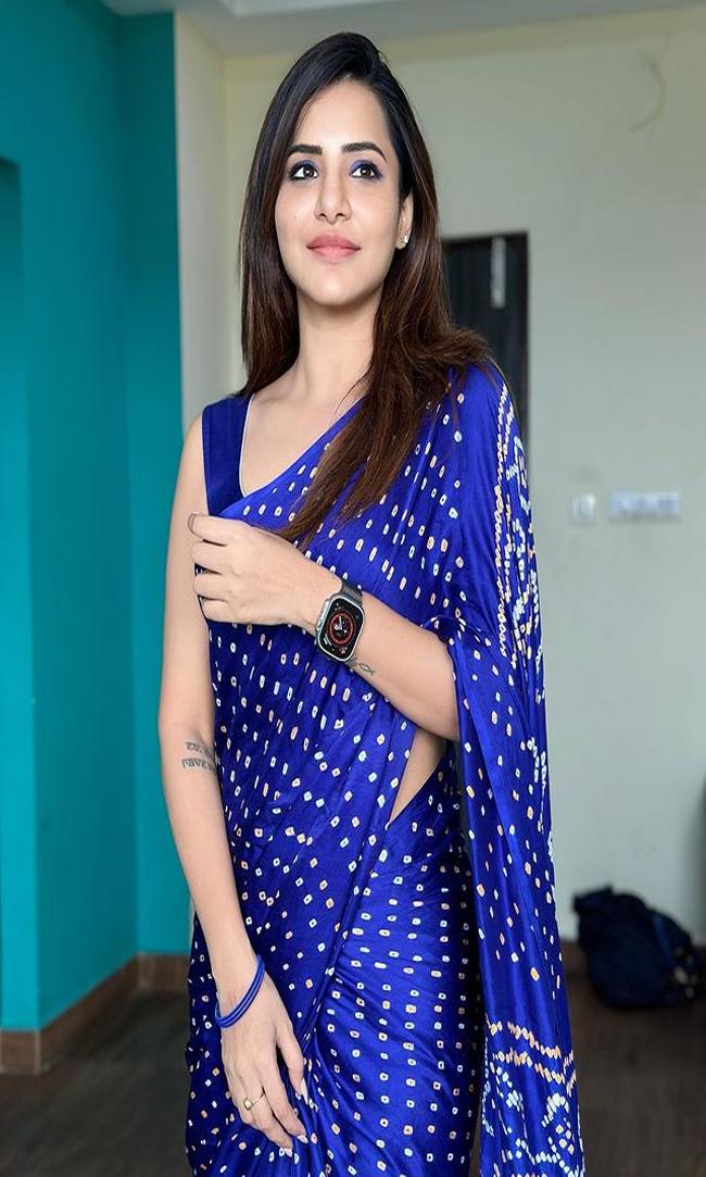 Heavenly Looks Of Ashu Reddy In Blue Saree