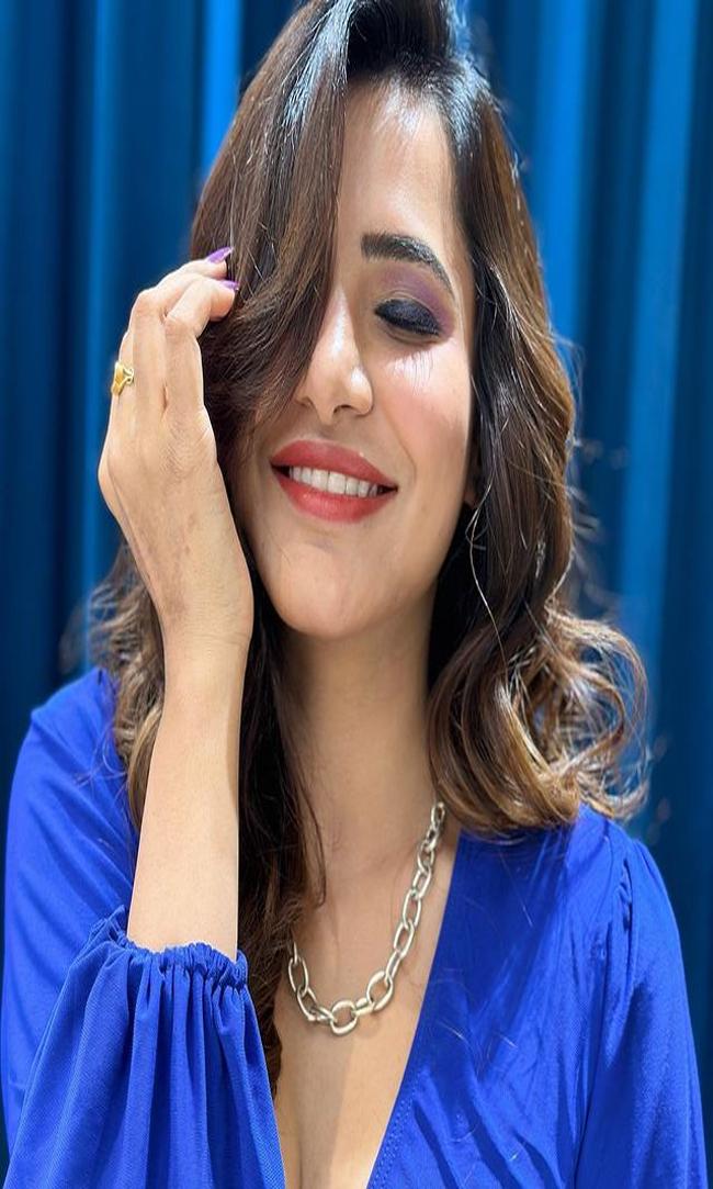 Heavenly Looks Of Ashu Reddy In Blue Saree