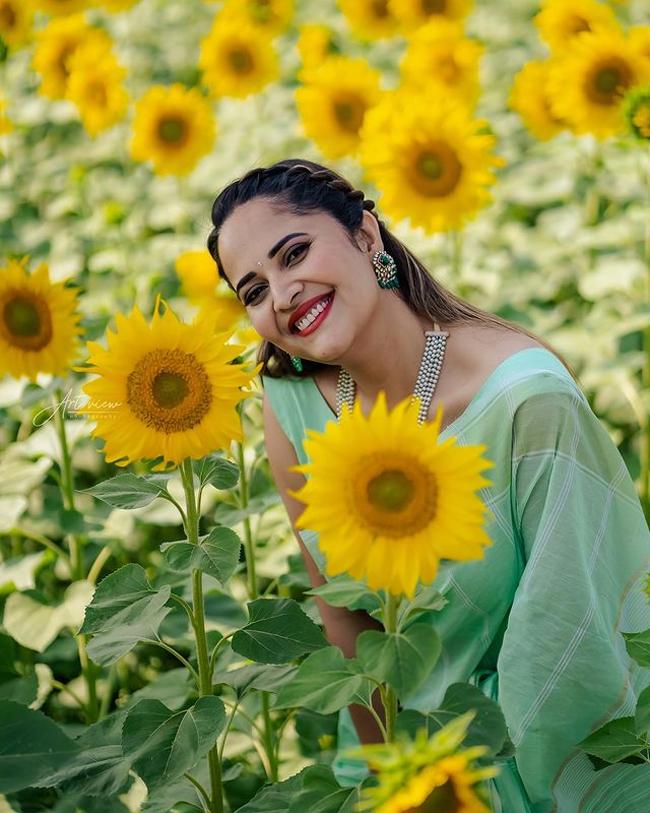 Beautiful Clicks Of Anasuya Bharadwaj WIth Sunflowers