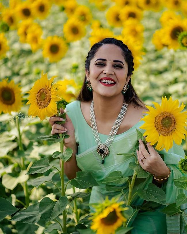 Beautiful Clicks Of Anasuya Bharadwaj WIth Sunflowers