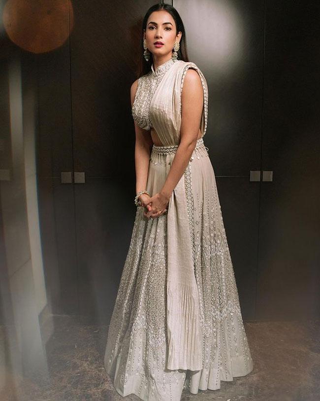 Chic n Stylish Poses Of Sonal Chauhan