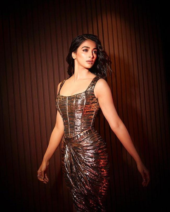 Pooja Hegde Sets The Stage On Fire At ZEE Awards