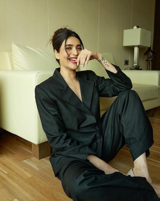 Slick n Suave Looks Of Karishma Tanna In Black Suit