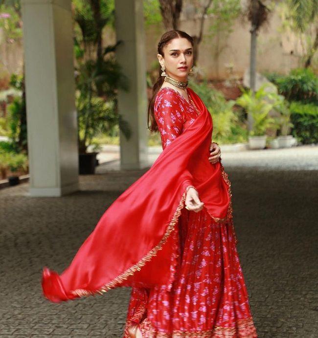 Alluring Looks Of Aditi Rao Hydari In Floral Saree