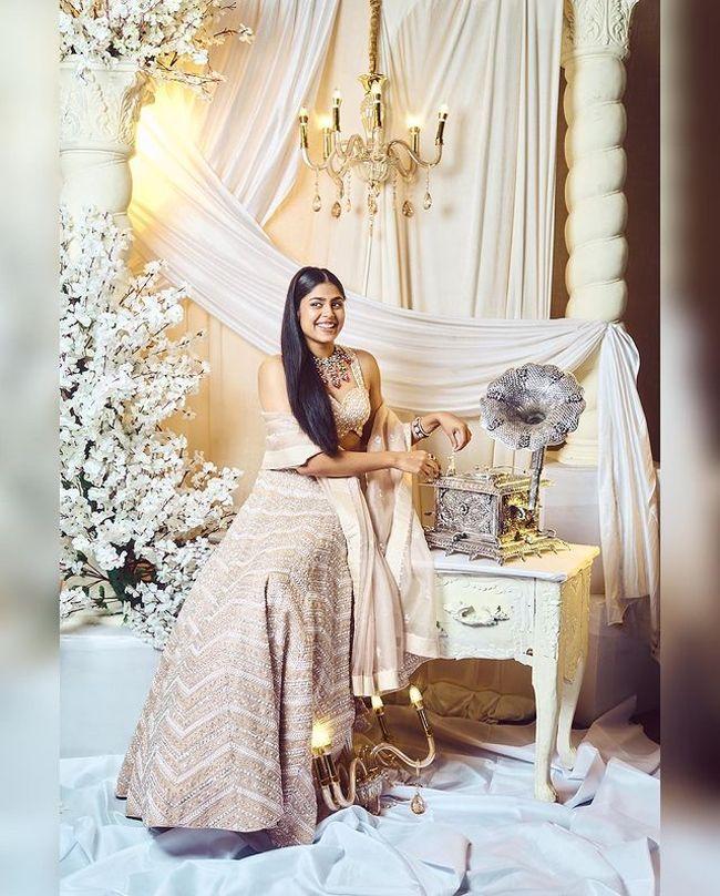 Sizzling Clicks Of Faria Abdullah In Floral Saree