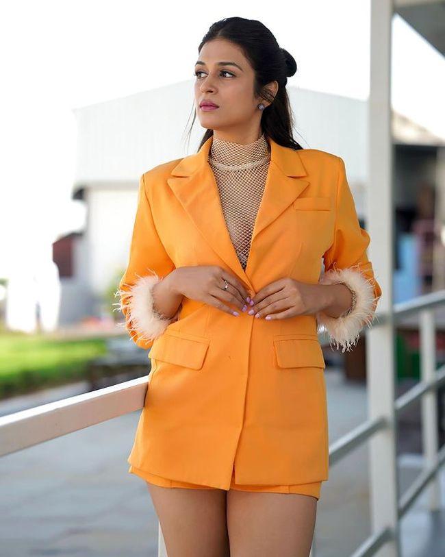 Shraddha Das Flaunting Glamour In Her Organe Suit