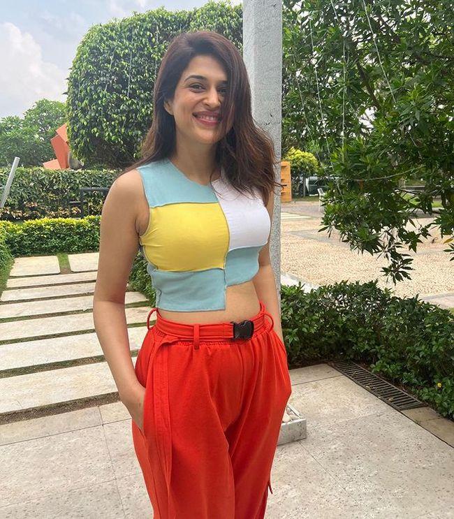 Shraddha Das Flaunting Glamour In Her Organe Suit