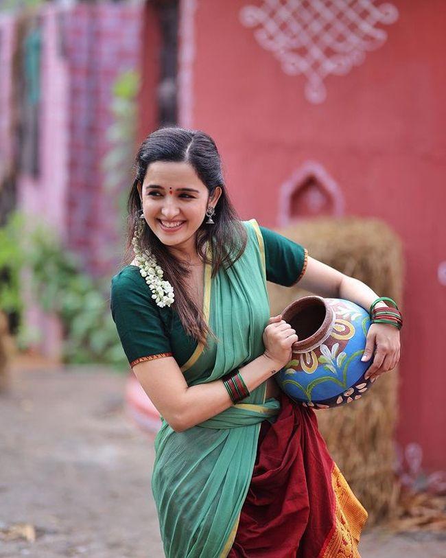 Adorable Looks Of Shirley Setia In Traditional Outfit