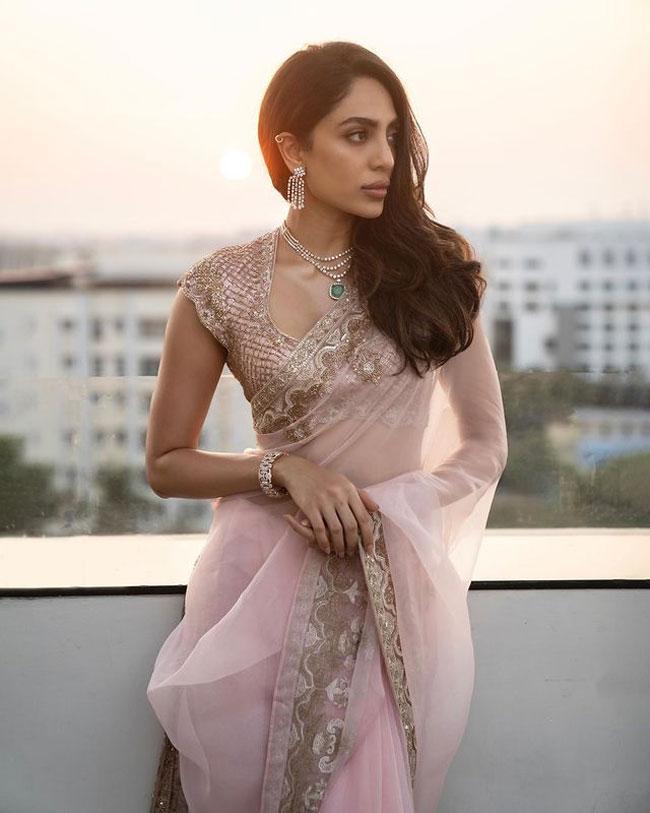 Gorgeous Looking Sobitha Dhulipala In A Pink Saree