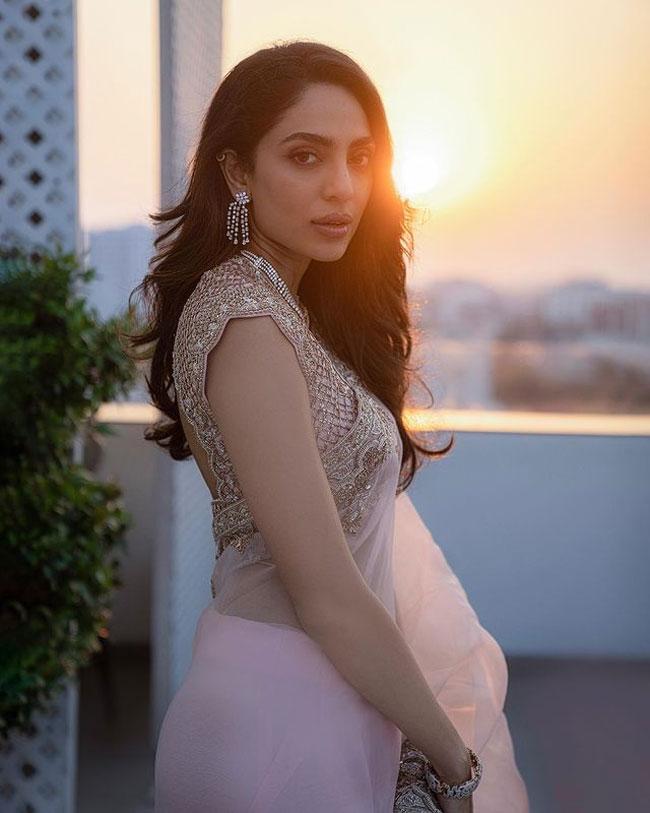 Gorgeous Looking Sobitha Dhulipala In A Pink Saree