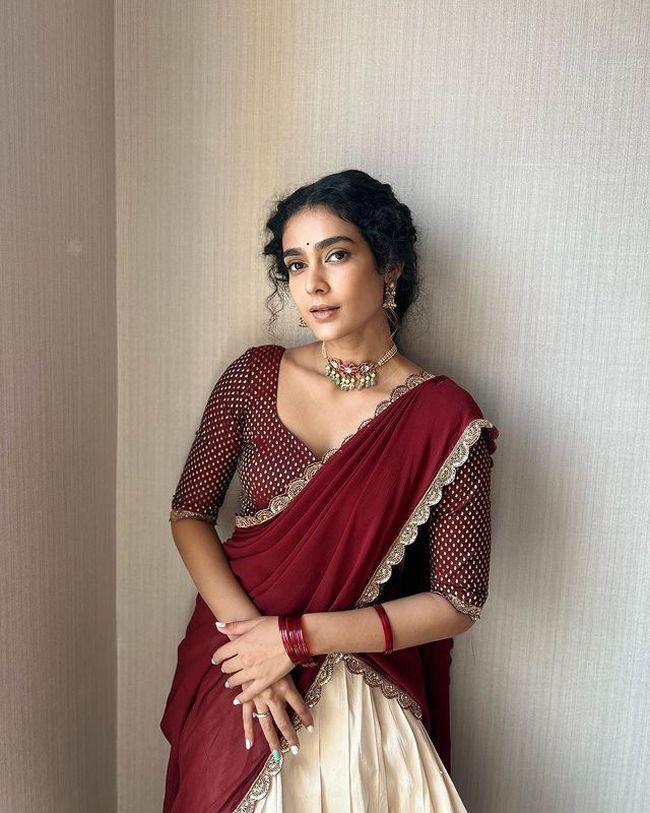 Delightful Looks Of Akanksha Singh In Traditional Outfit