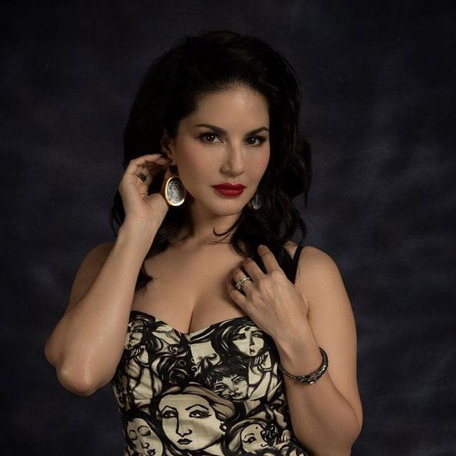 Stunning Poses Of Sunny Leone In Black