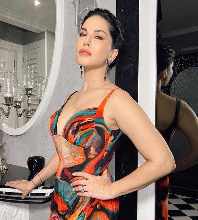 Stunning Poses Of Sunny Leone In Black