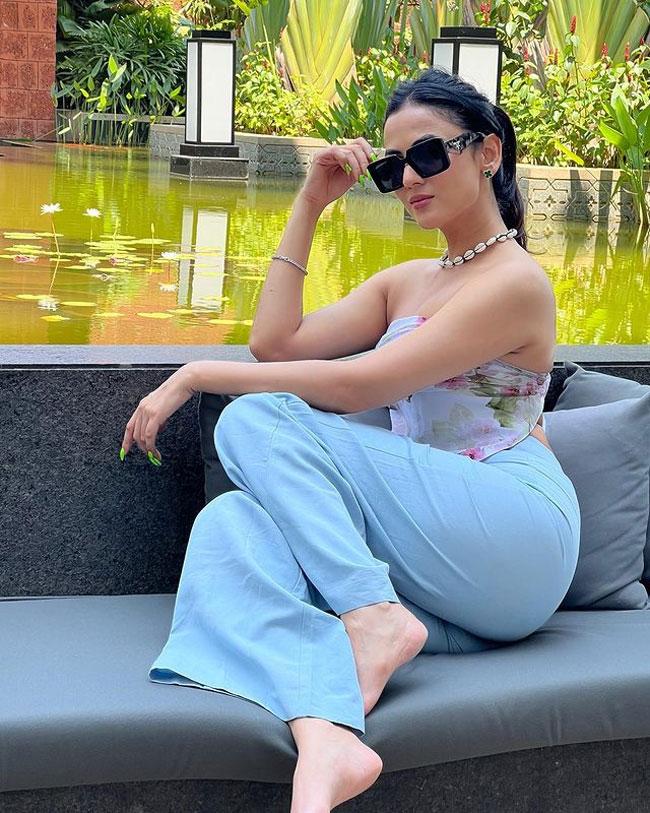 Pretty Poses Of Sonal Chauhan At The Pool