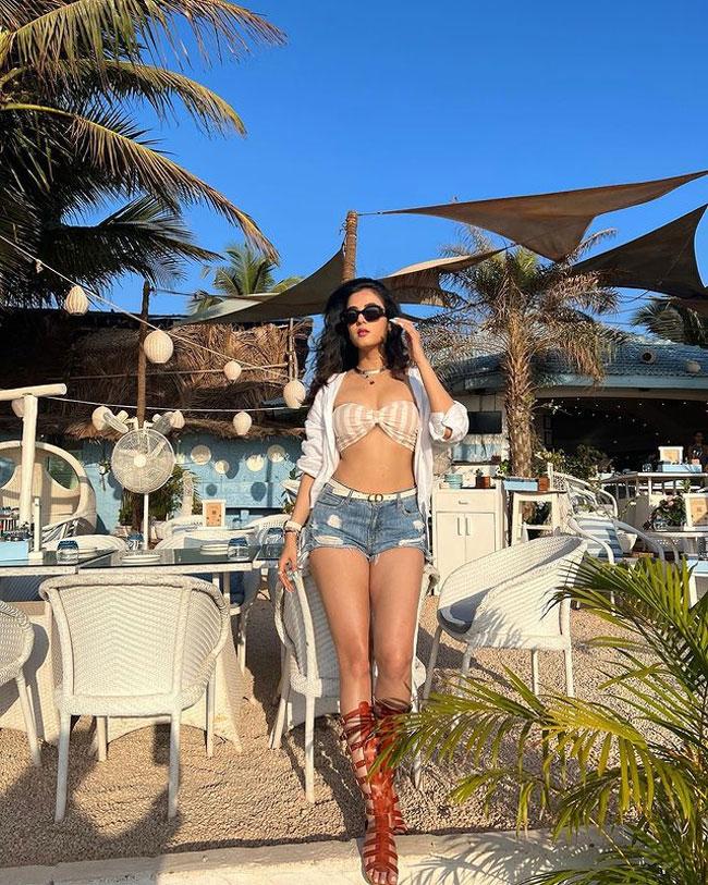 Pretty Poses Of Sonal Chauhan At The Pool