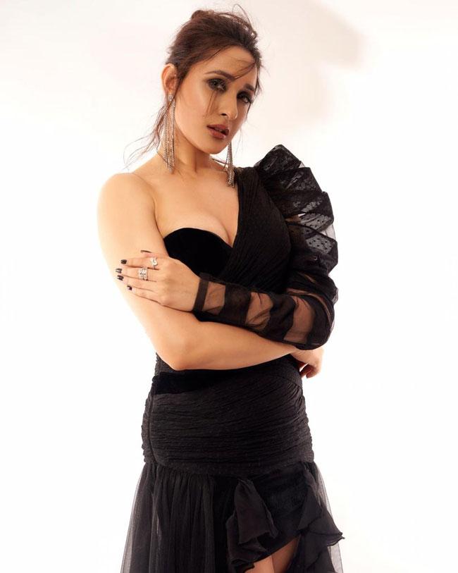 Stunning Poses Of Pragya Jaiswal In Black