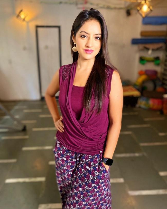 Deepika Singh Goyal Looking Awesome in Pink Outfit