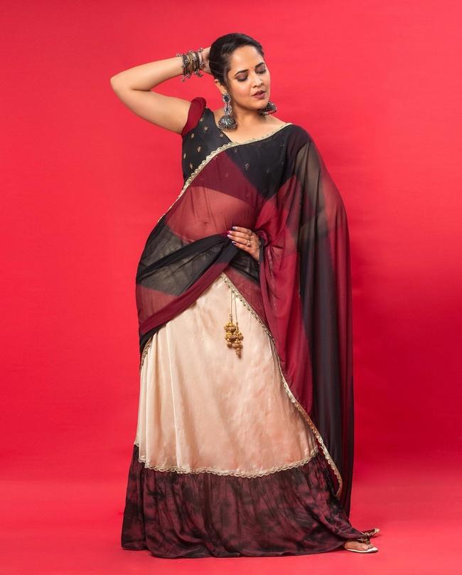 Anasuya Bharadwaj Gorgeous Looks in Floral Black Saree