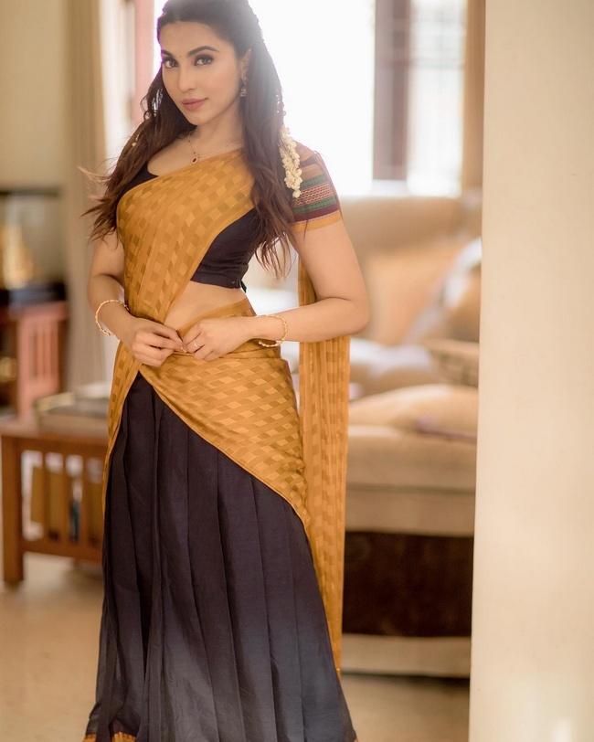 Parvati Nair Capivating Looks in Half Saree
