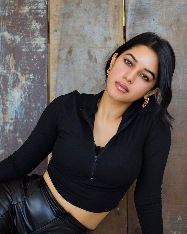 Mirnalini Ravi Stunning Posses In Black