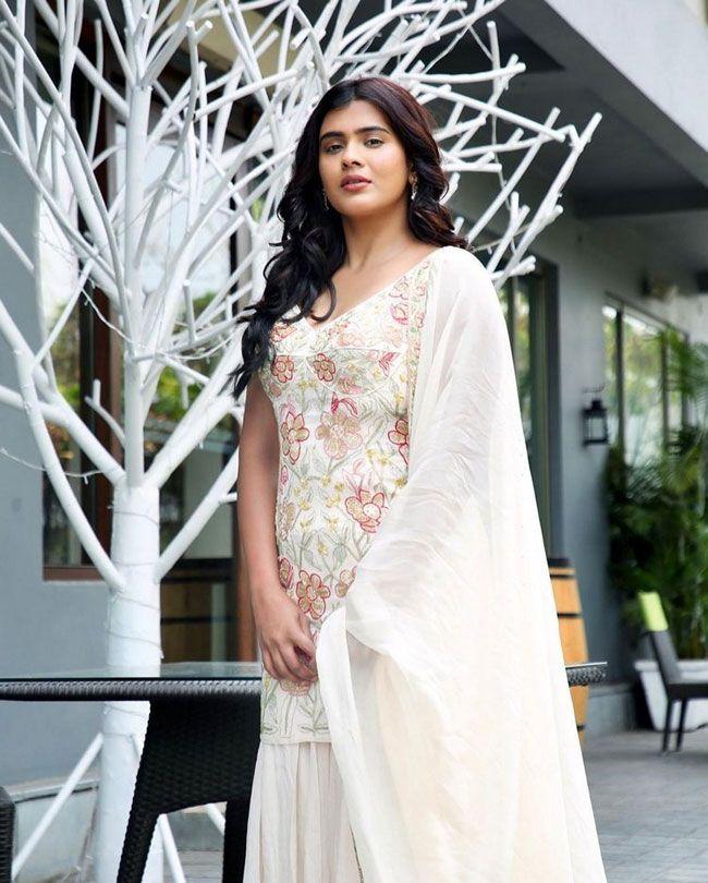 Lovely Looks Of Hebah Patel In White Saree