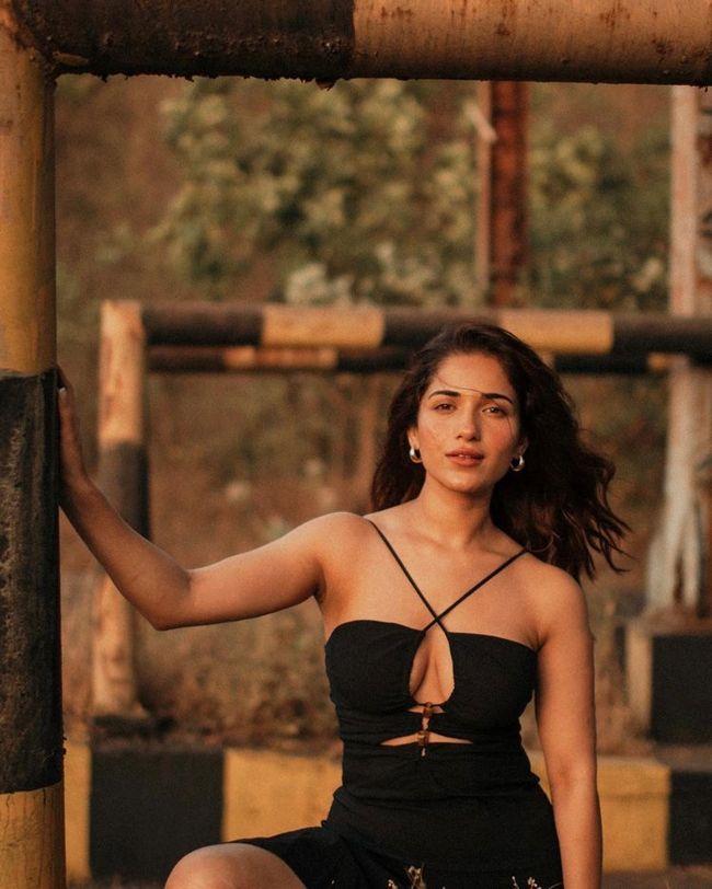 Ruhani Sharma Awe Some Looks In Her New Pictures