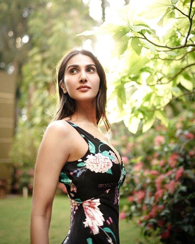 Vaani Kapoor Titillating Looks in Shiny Dress