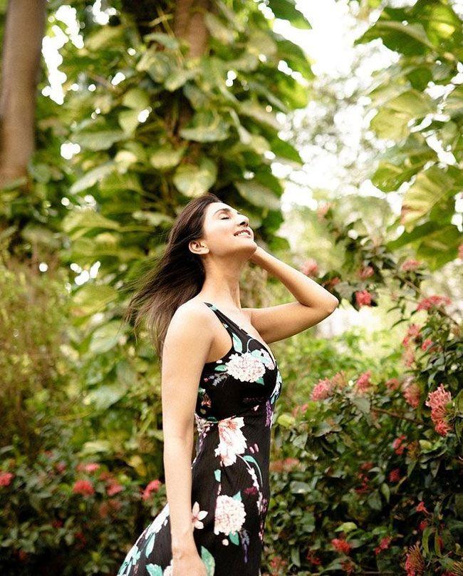 Vaani Kapoor Titillating Looks in Shiny Dress