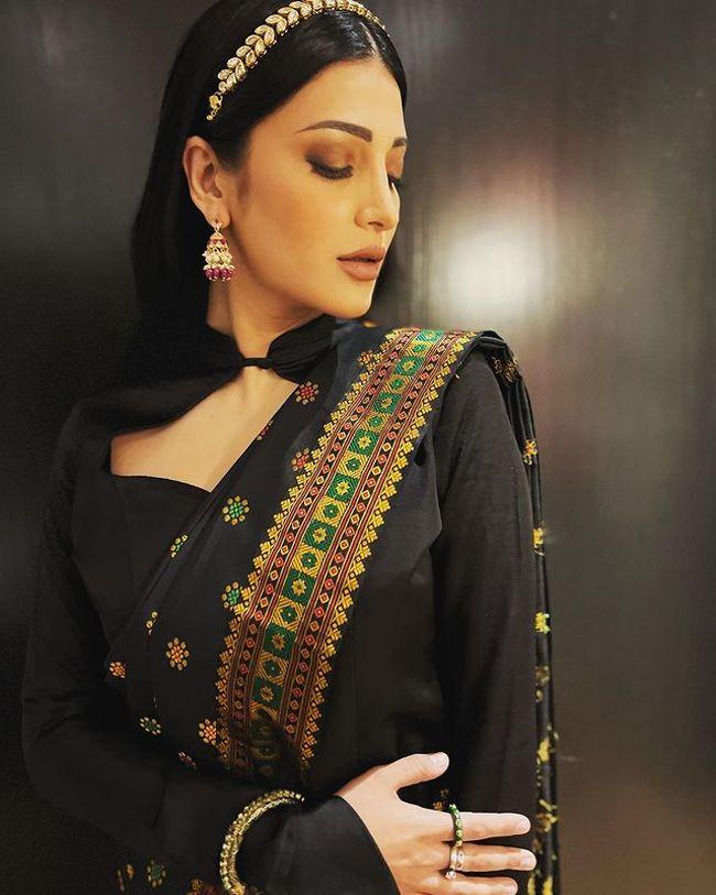 Shruthi Haasan Ravishing Looks In Black