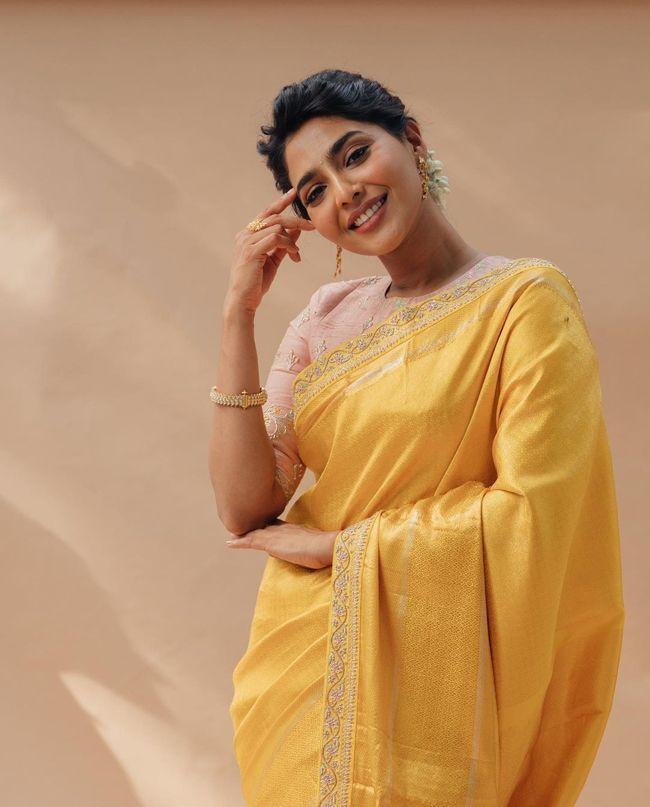 Aishwarya Lekshmi Lovely Looks In Traditional Saree