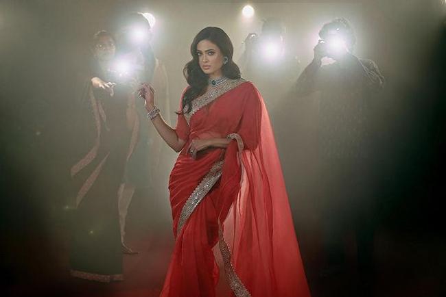 Shweta Tiwari Looking Gorgeous In Red Saree