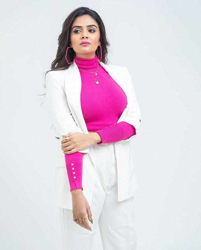 Ravishing Looks Of Sreemukhi In Pink Top