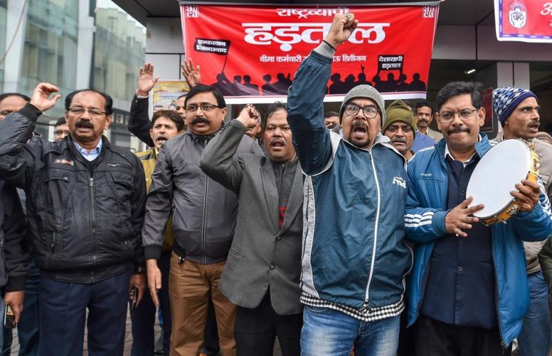 ट्रेड यूनियनों की हड़ताल: देश भर में बैंकिंग सेवाएं प्रभावित, पश्चिम बंगाल  में कई जगहों पर झड़प