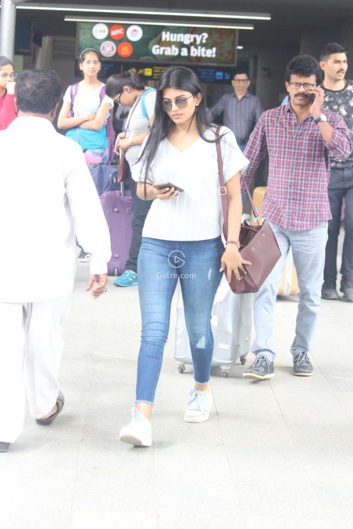 Beautiful Anandhi Airport Pics Gulte Latest Andhra