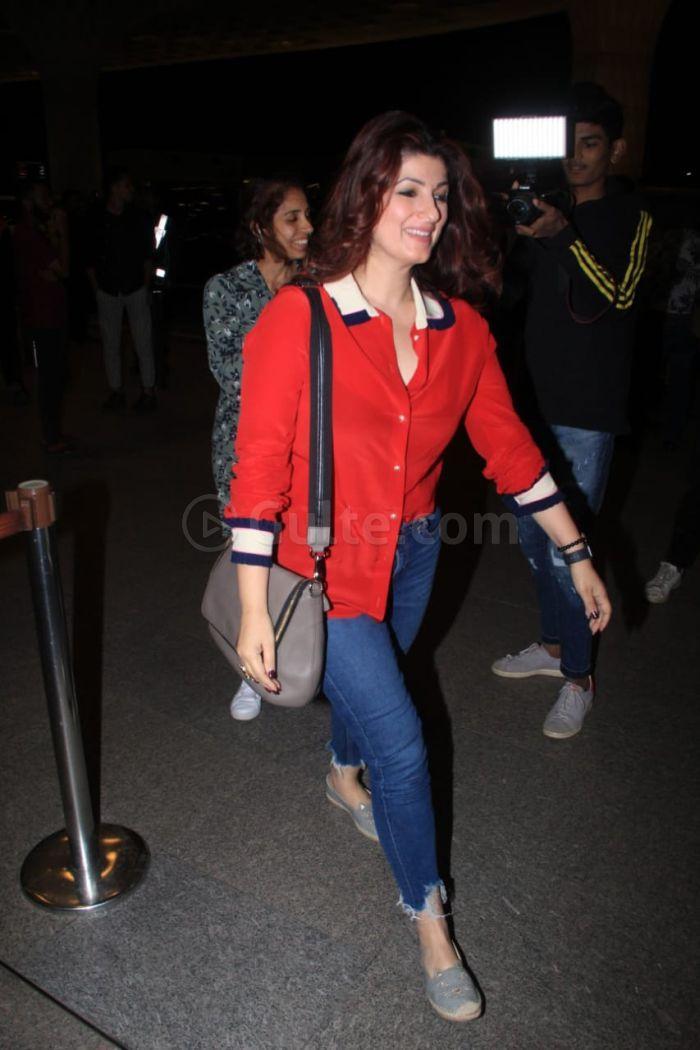 Akshay Kumar With Wife Twinkle Khanna At Airport Latest Andhra