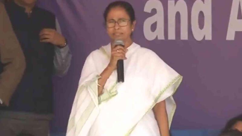 ममता बनर्जी ने की मुख्यमंत्री पद से इस्तीफ़े की पेशकश