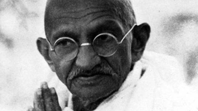 महात्मा गांधी का देवत्व और आरएसएस की महत्वाकांक्षा 