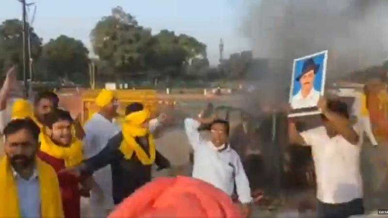 कृषि क़ानून के ख़िलाफ़ दिल्ली में इंडिया गेट पर ट्रैक्टर जलाया, आज कर्नाटक बंद