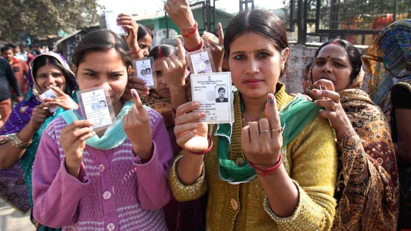 बिहार: पहली बार वाले वोटर 50% कम हुए, किसे नफ़ा-नुक़सान?